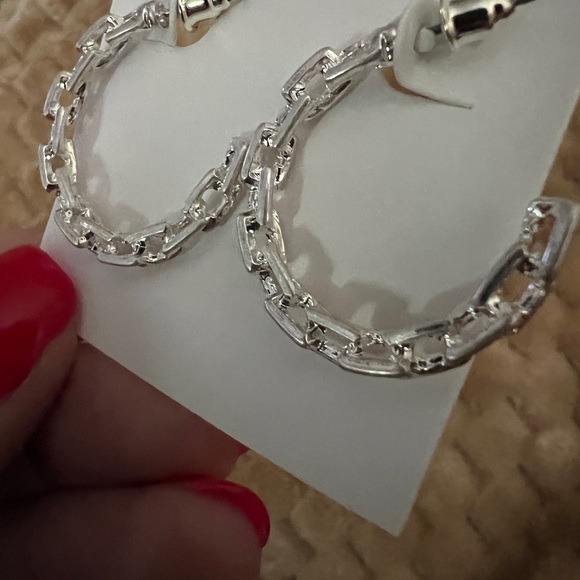 NEW MARLYN SCHIFF Link Design Hoop Earrings in Silver Tone - Picture 5 of 6